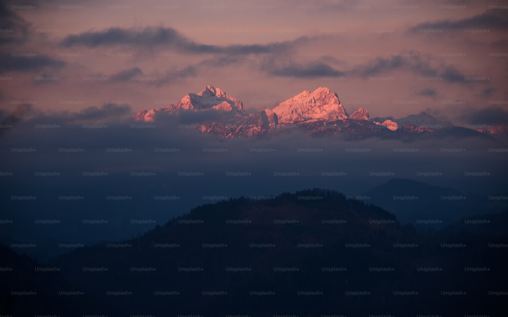 une vue d’une chaîne de montagnes au coucher du soleil