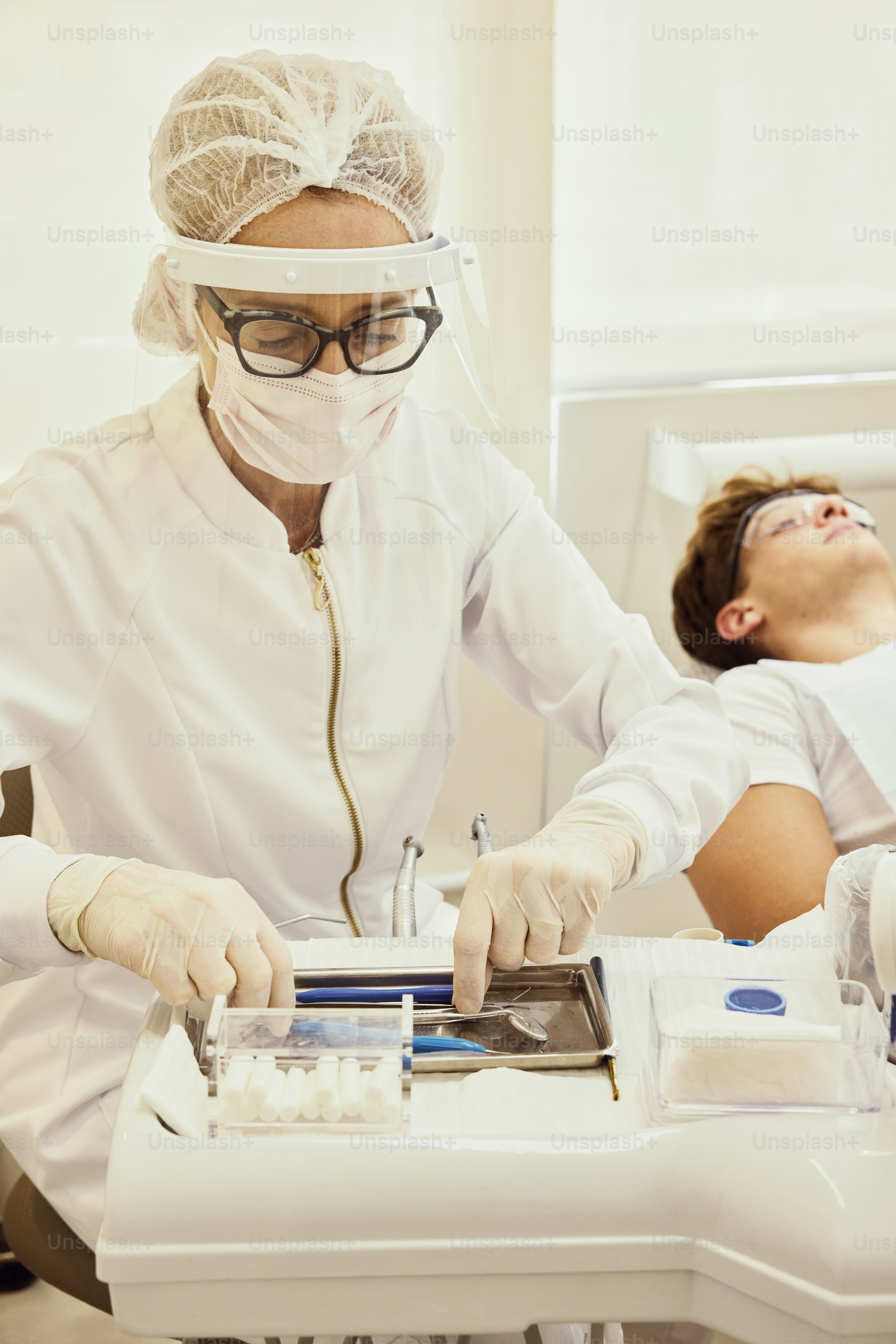 eine Person in weißem Laborkittel und Brille