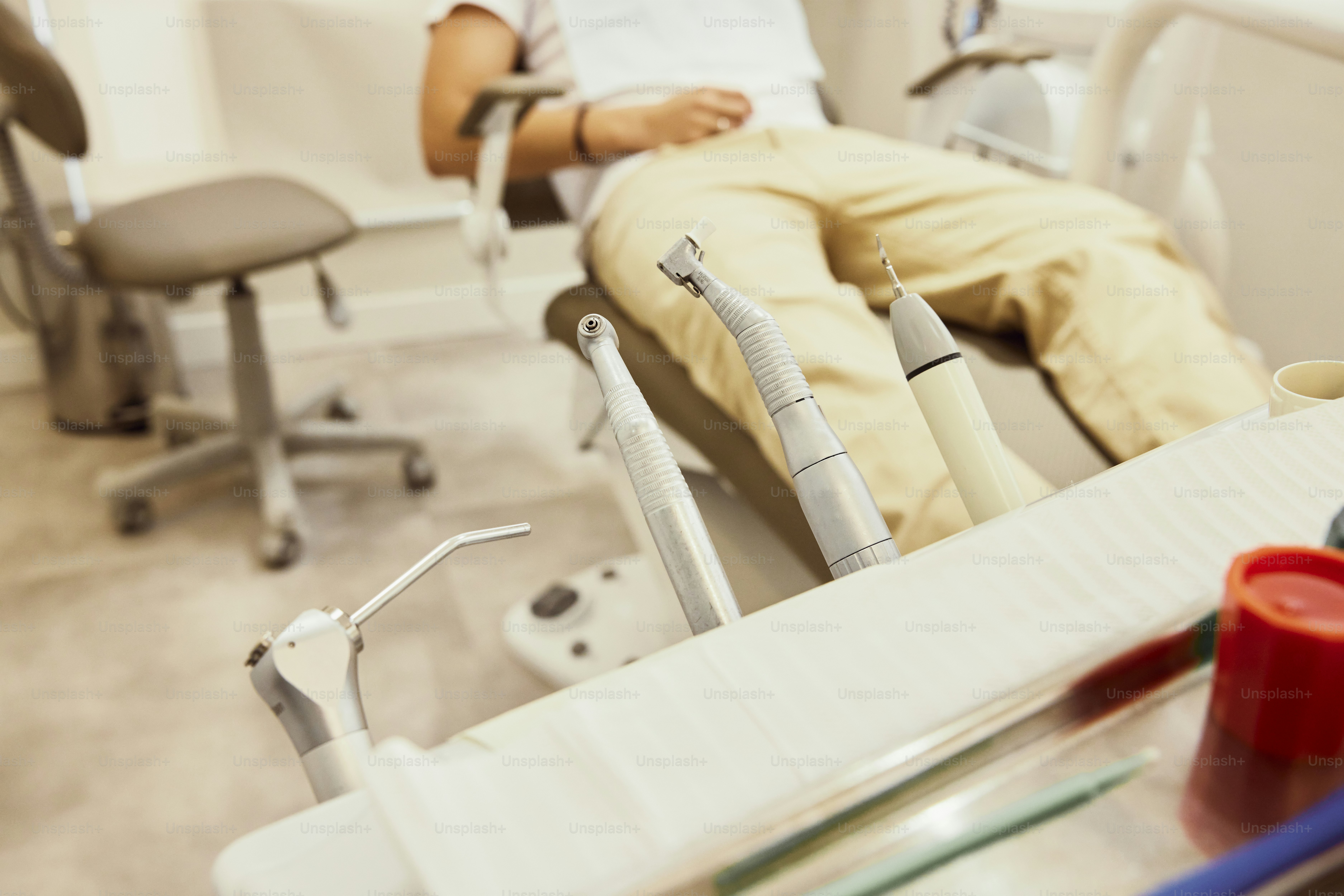 Un hombre sentado en una silla de dentista con herramientas