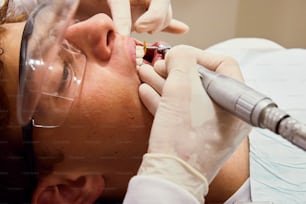 Eine Frau lässt ihre Zähne von einem Zahnarzt untersuchen