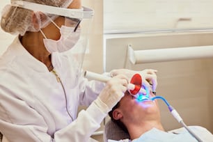 Ein Mann lässt seine Zähne von einem Zahnarzt untersuchen