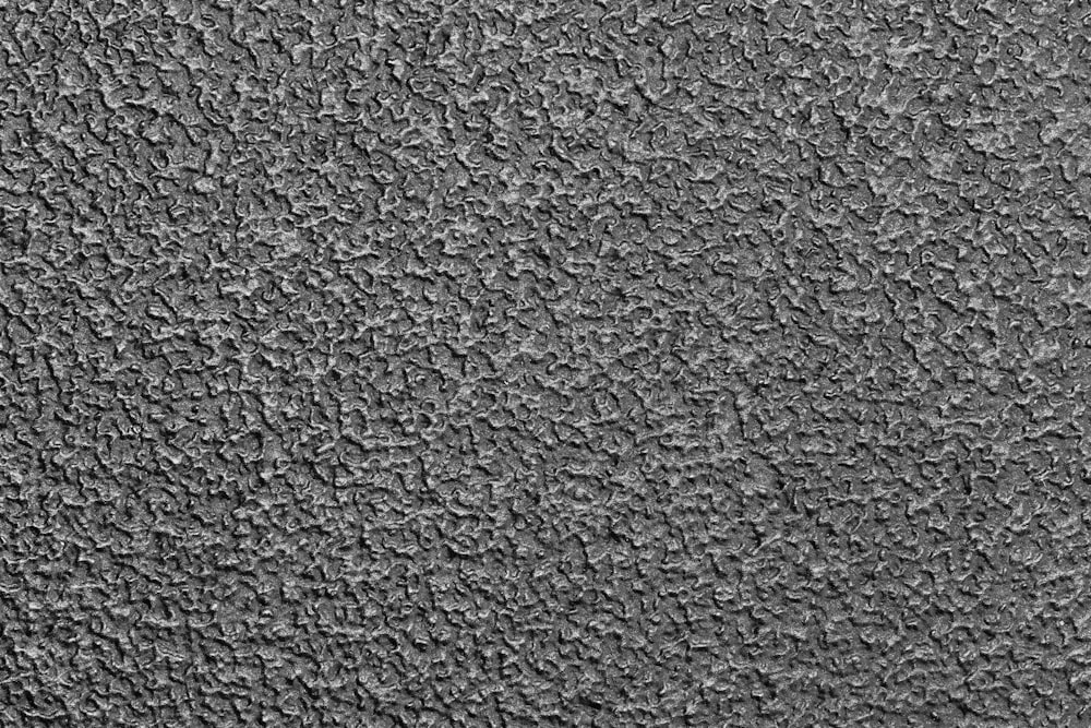 une photo en noir et blanc d’une surface texturée