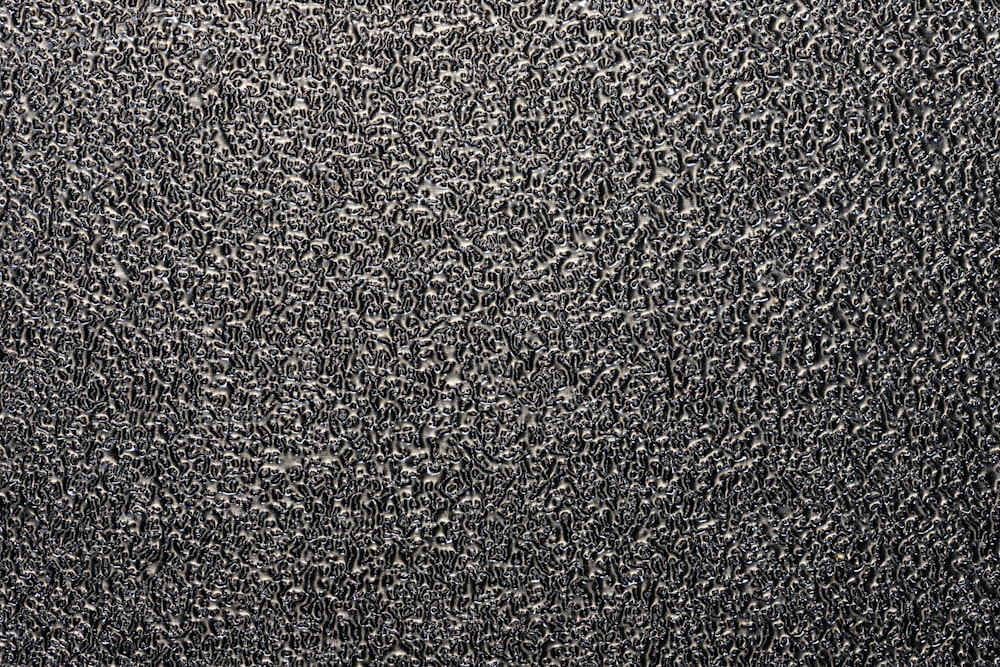 uma foto em preto e branco de uma superfície texturizada