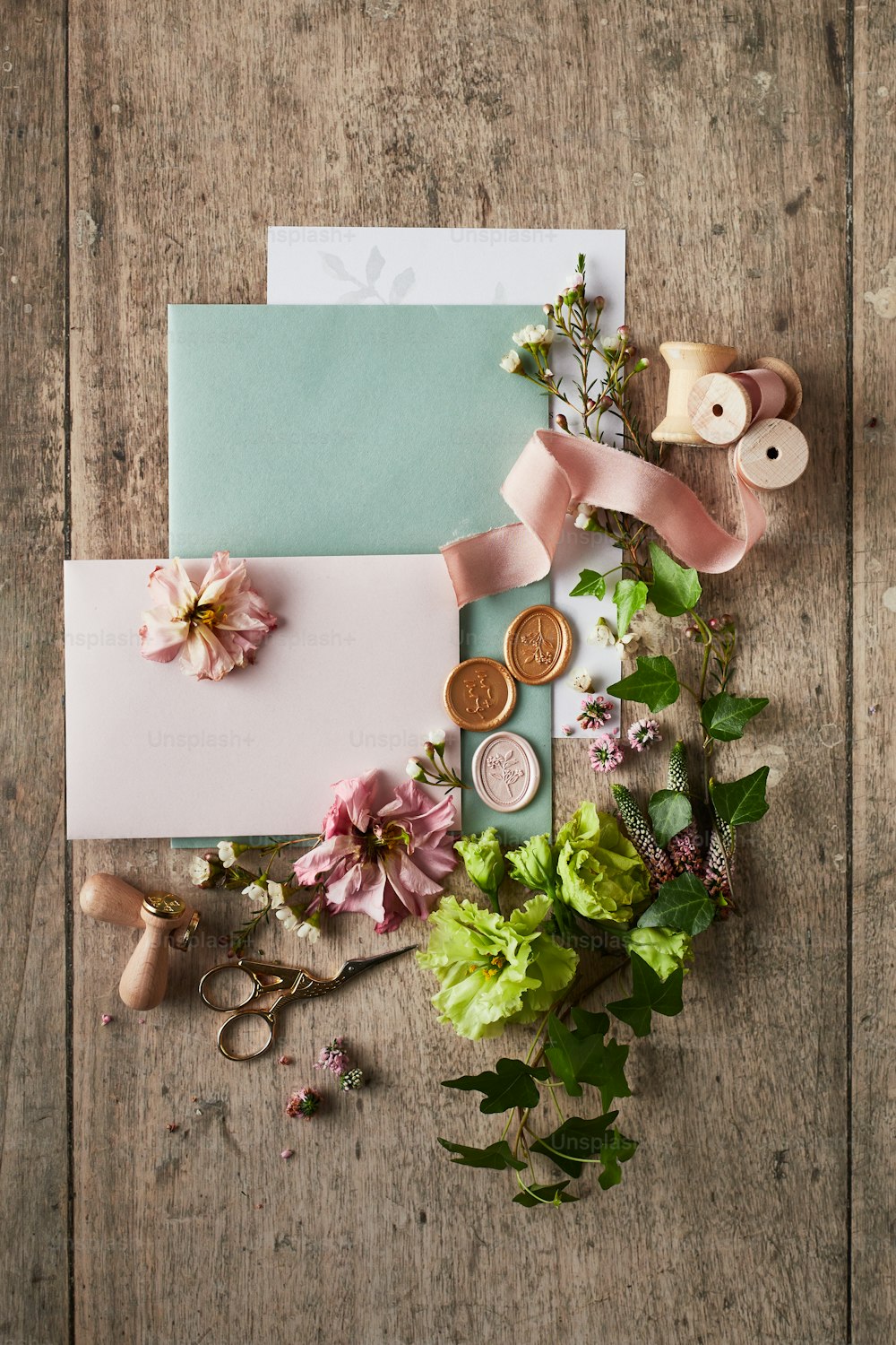 ein Holztisch mit Blumen und Karten