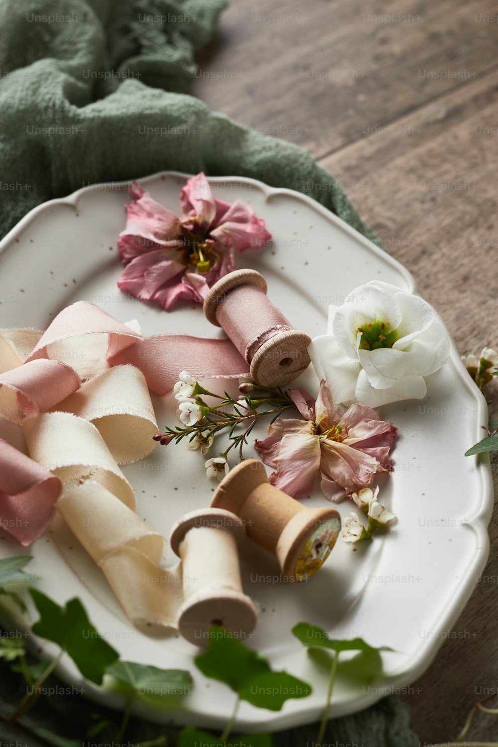 un plato blanco cubierto con flores rosadas y blancas