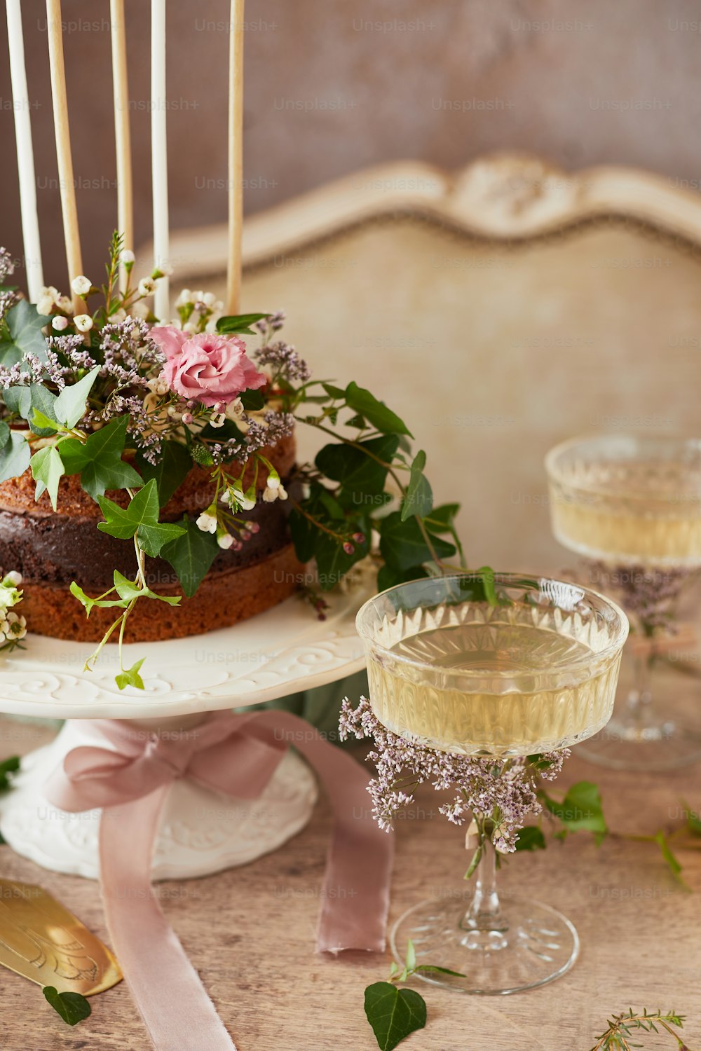 ろうそくと花が置かれたテーブ�ルの上のケーキ