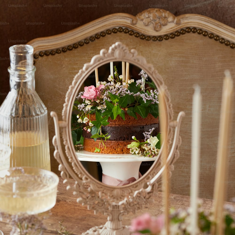 テーブルの上に鉢植えの植物を映す鏡