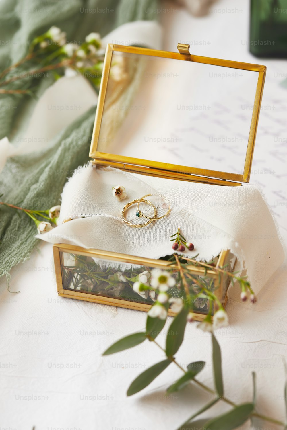 Un par de anillos de boda sentados dentro de una caja