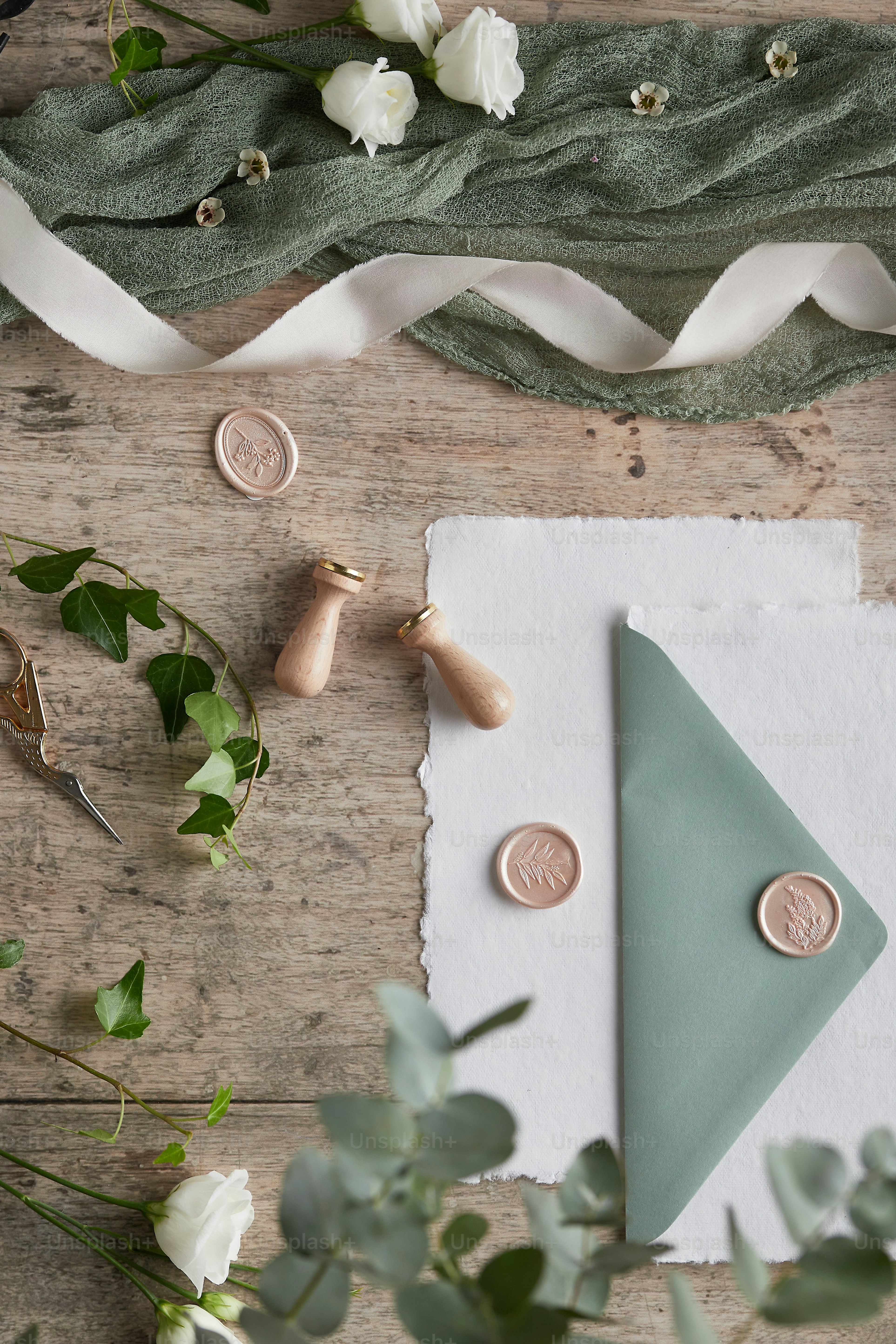 gros plan d’un morceau de papier sur une table