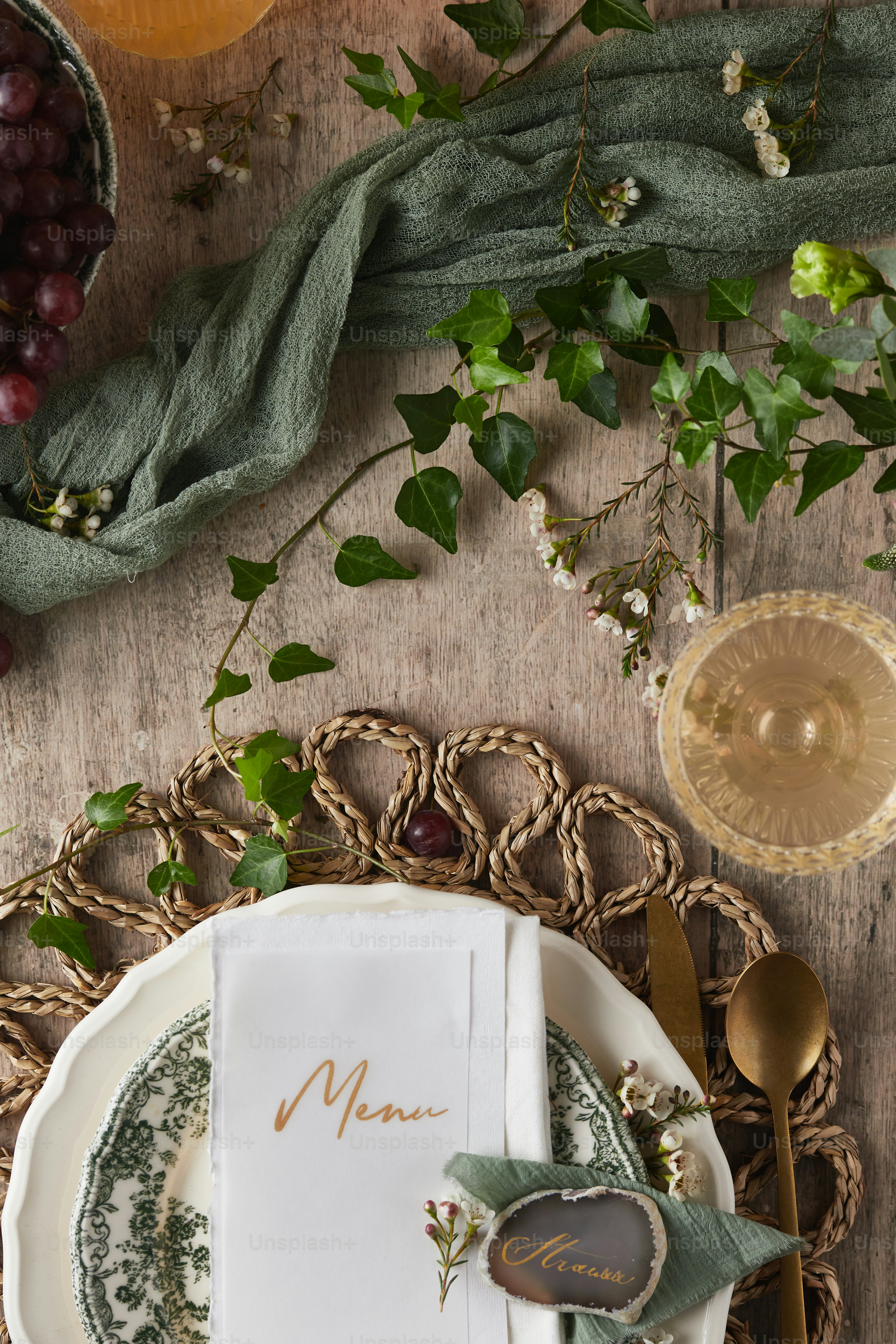 Un lugar con una servilleta y un plato