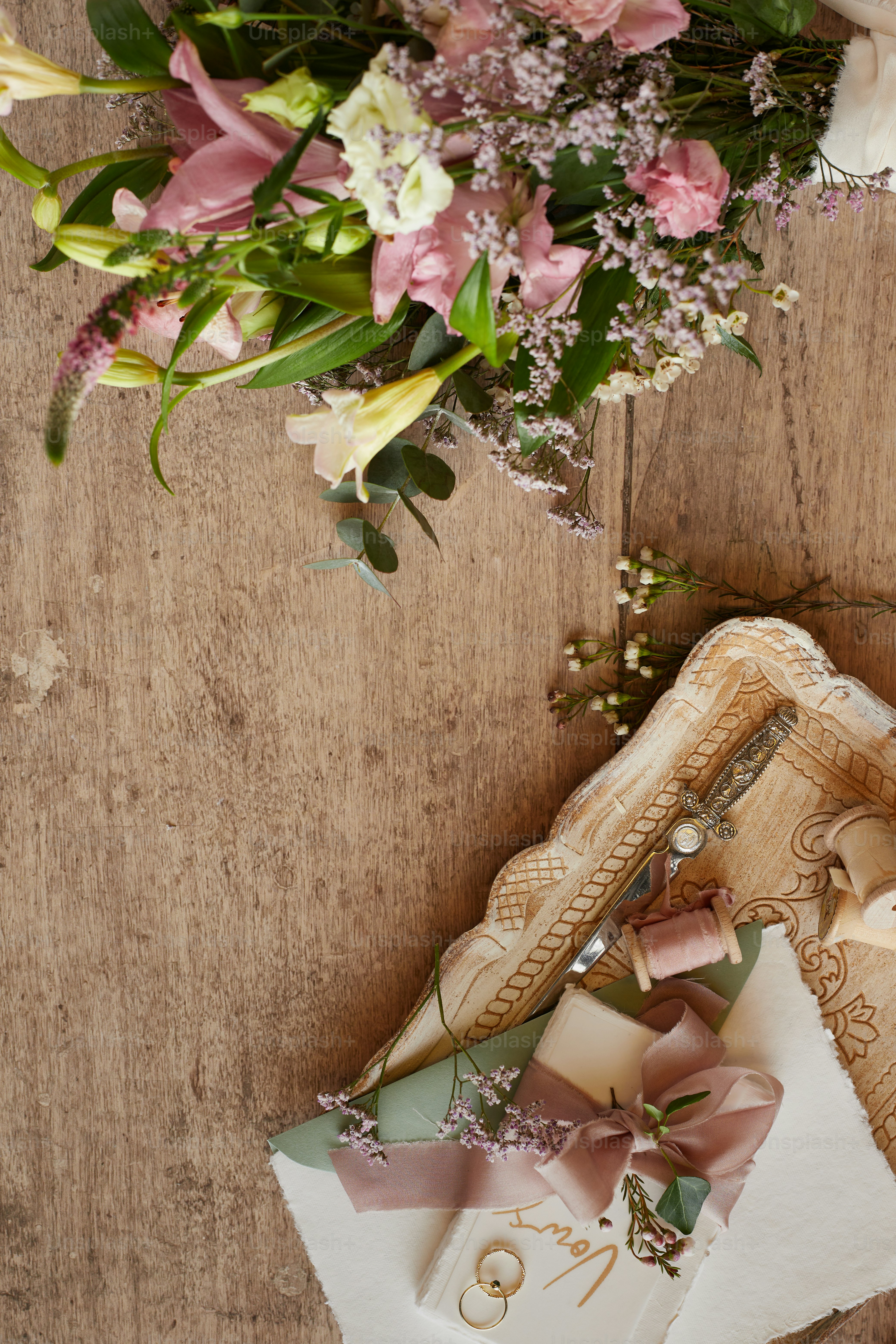Ein Blumenstrauß auf einem Holztisch