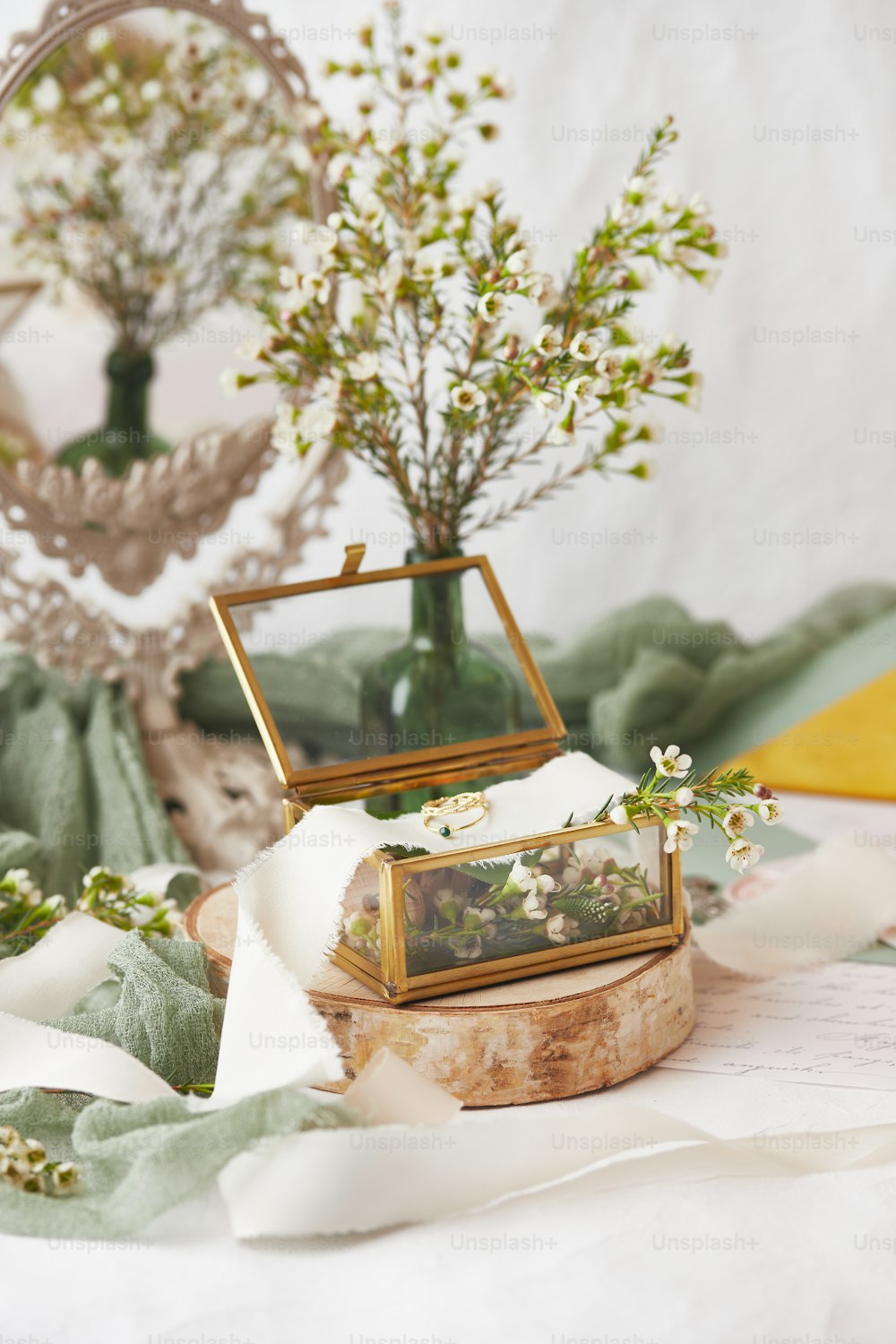 uma mesa coberta com um vaso cheio de flores