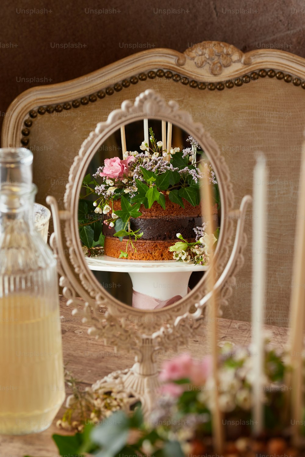 Un pastel está sentado en una mesa con un espejo