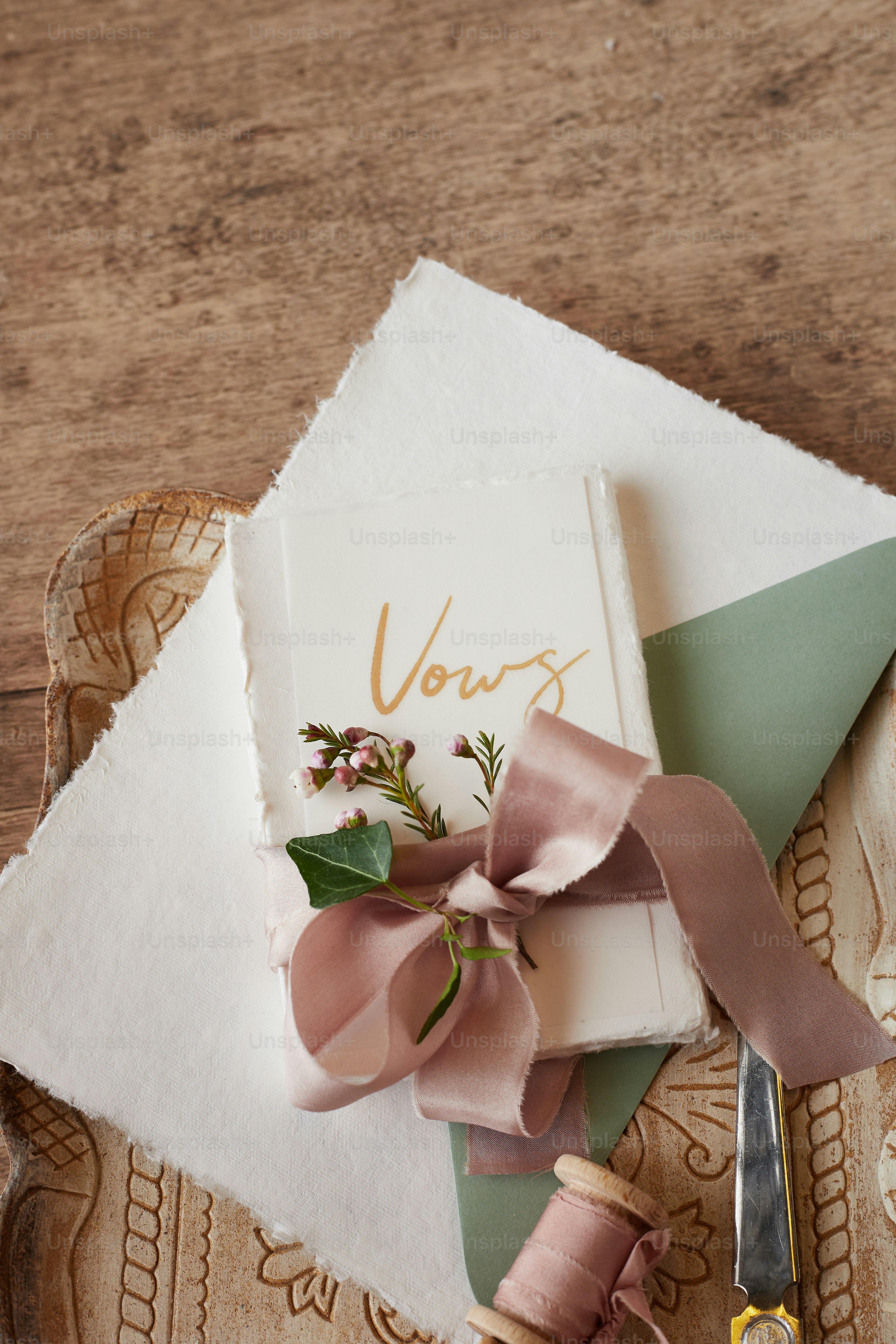 ein Stück Papier mit einer Blume darauf