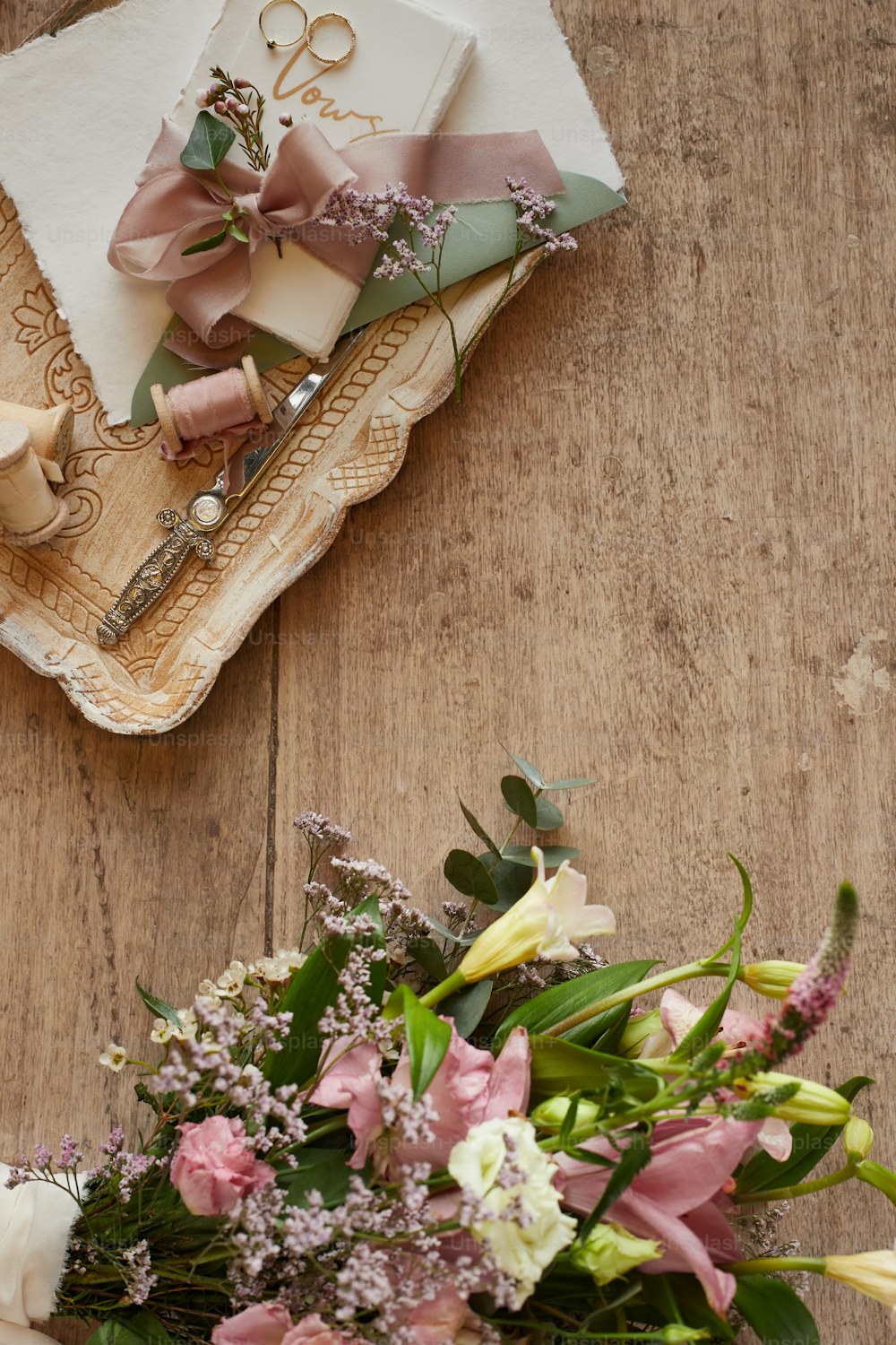 un bouquet de fleurs posé sur une table en bois
