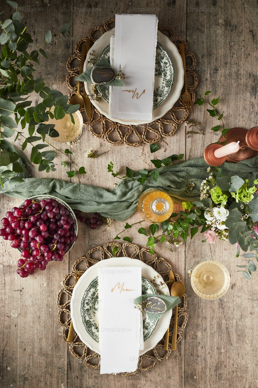 una mesa de madera cubierta con platos y platos