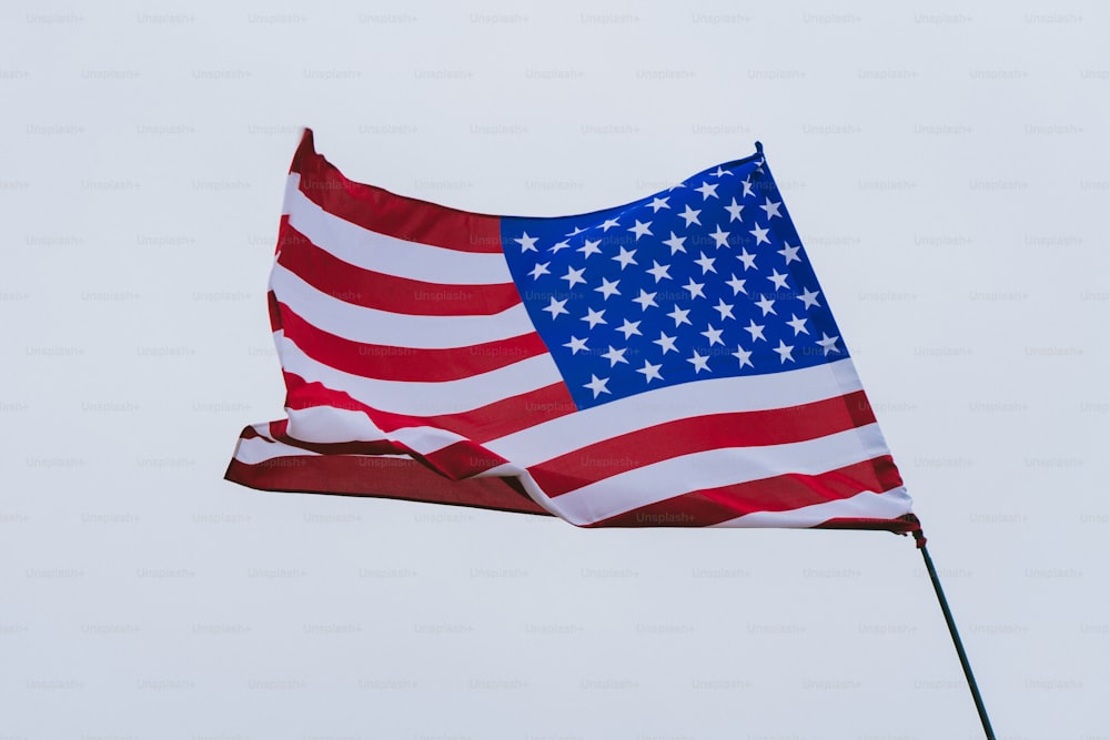 uma grande bandeira americana voando no céu