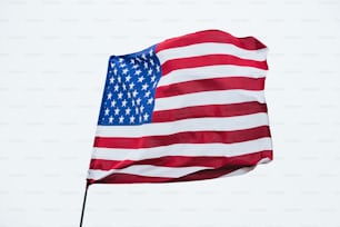 Una bandiera americana che sventola nel vento