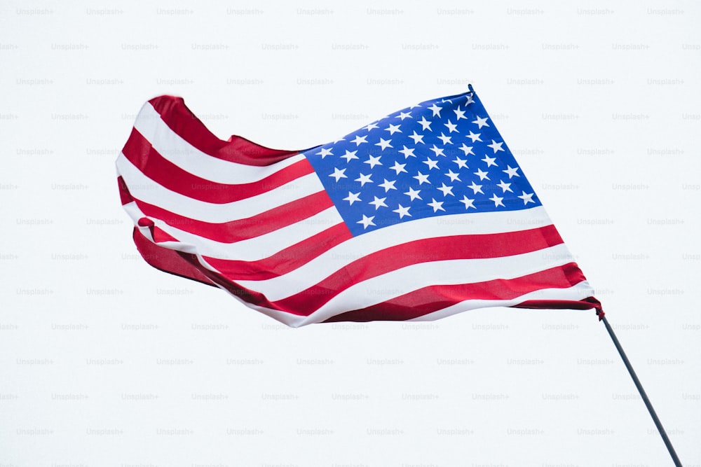 Una bandera estadounidense ondeando en el viento