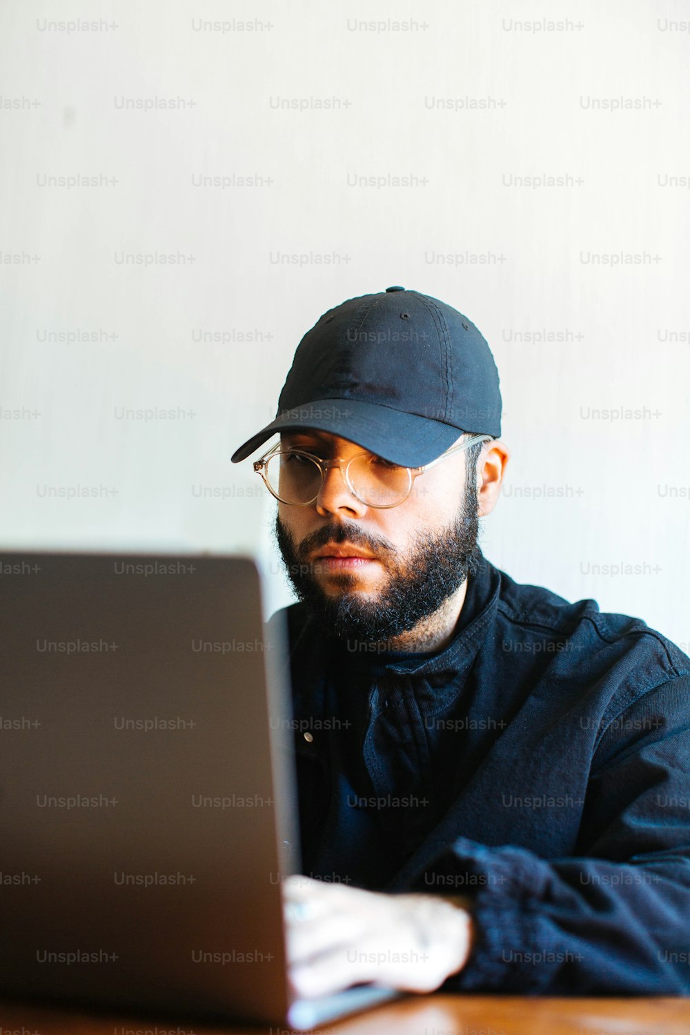 um homem sentado em uma mesa com um laptop