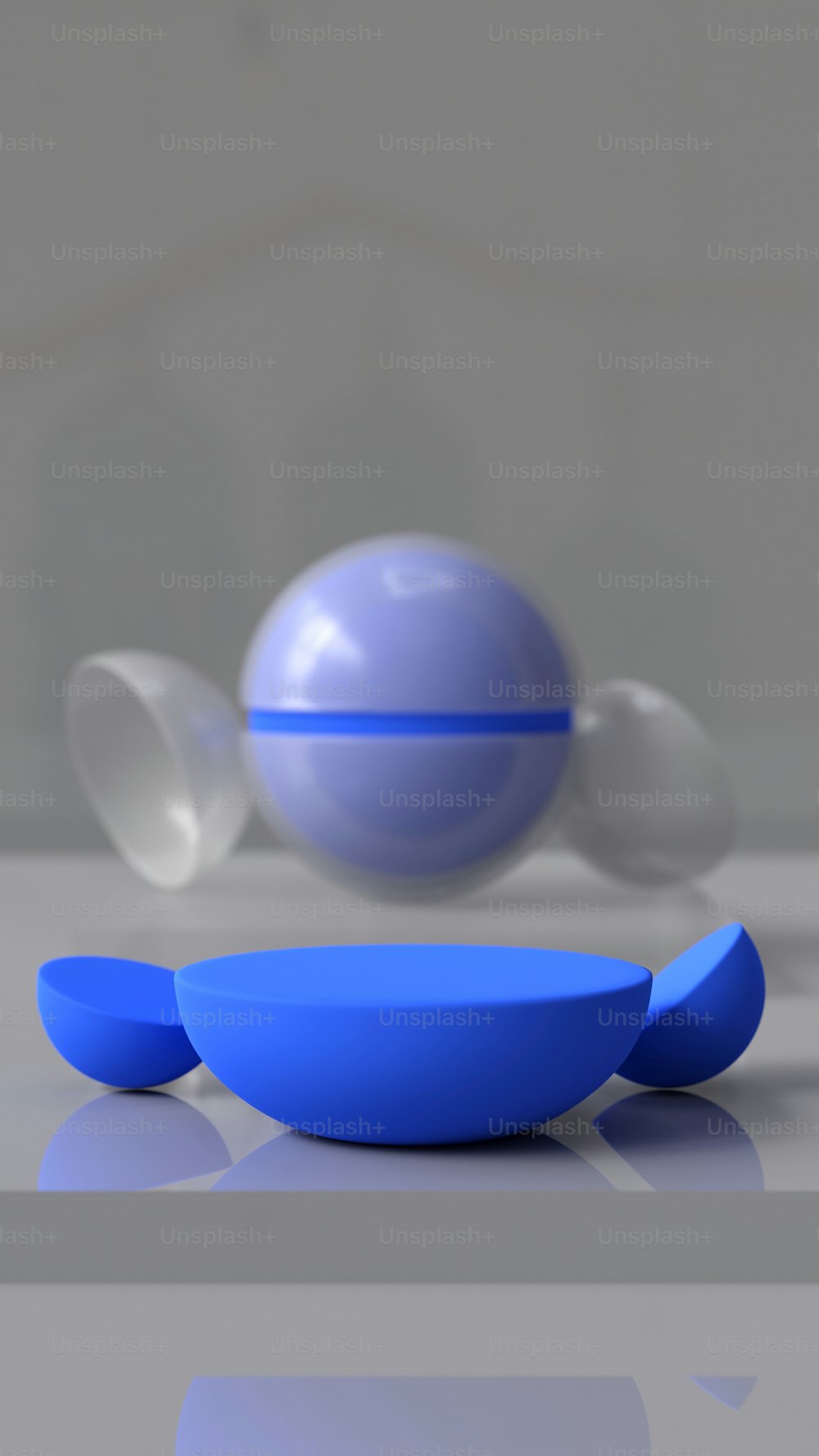 Ein blaues Objekt, das auf einem Tisch sitzt