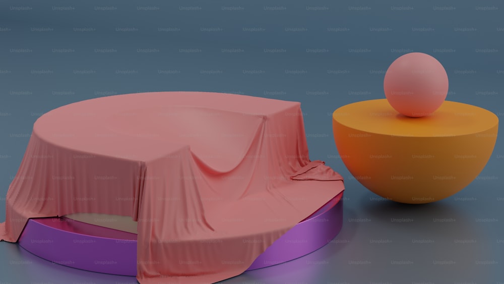 um objeto rosa sentado ao lado de um objeto amarelo