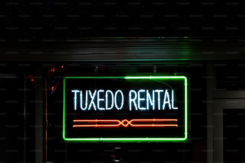 Une enseigne au néon sur laquelle on peut lire Tuxedo Rental