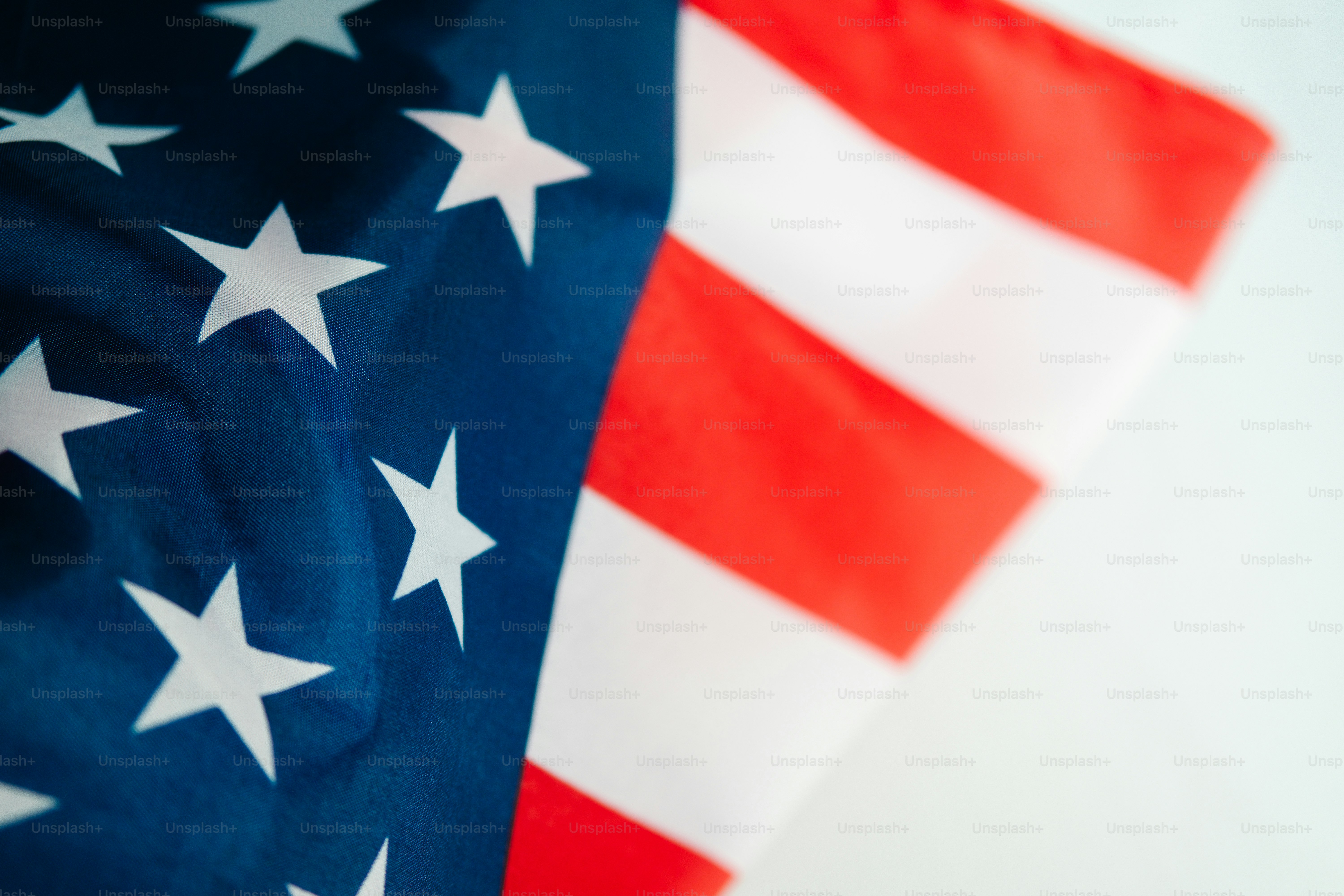 白い背景にアメリカ国旗の接写