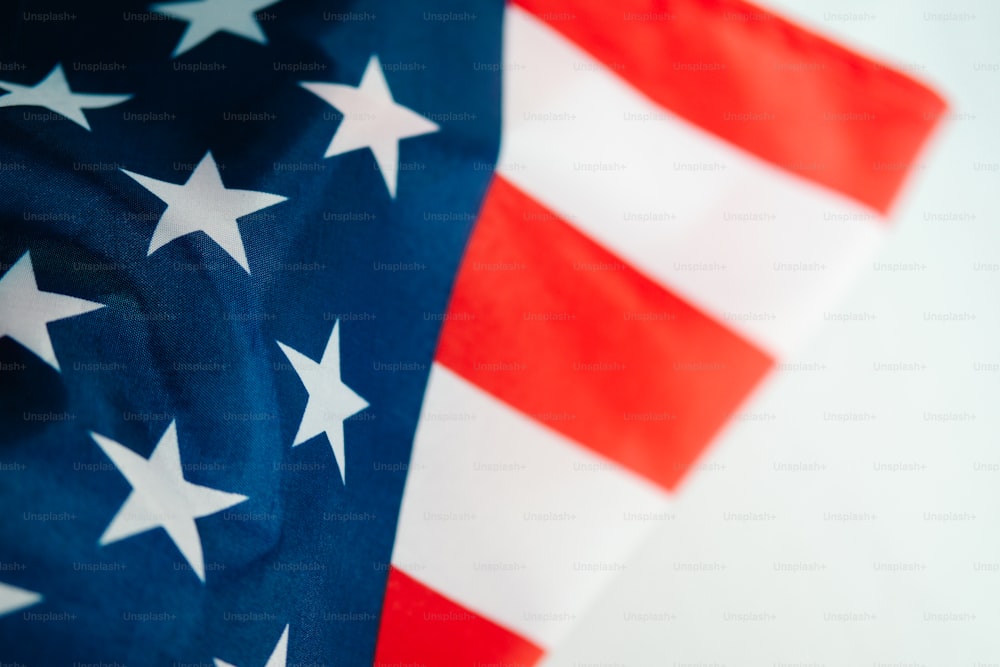 Un primer plano de una bandera estadounidense sobre un fondo blanco