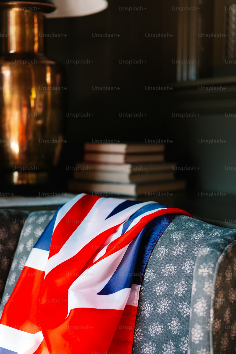 Un drapeau britannique drapé sur un canapé dans un salon