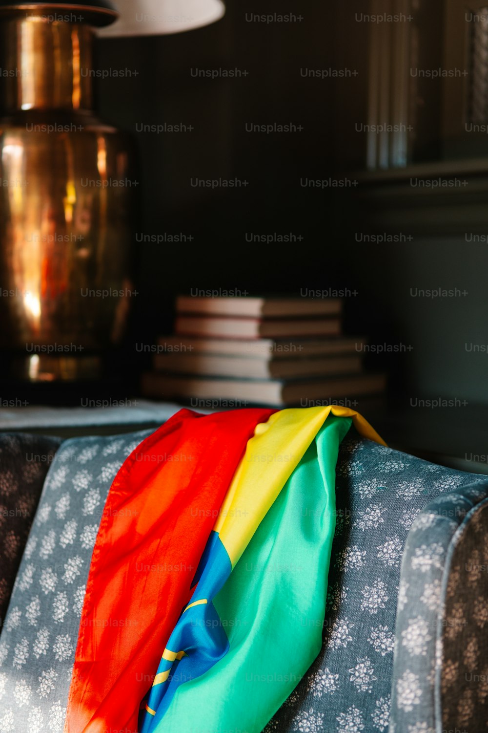 um lenço colorido arco-íris em um sofá em uma sala de estar