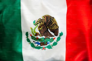 La bandera de México ondea en el viento