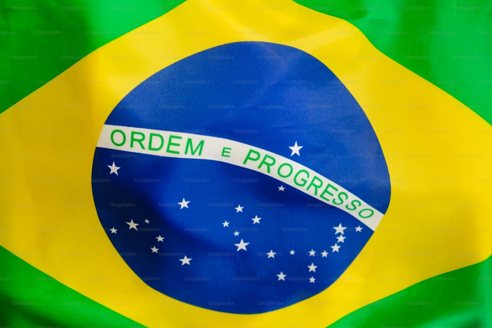 a close up of a flag with the word ordem e progress on it