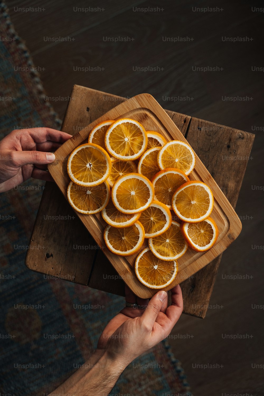 uma tábua de corte de madeira coberta com laranjas fatiadas