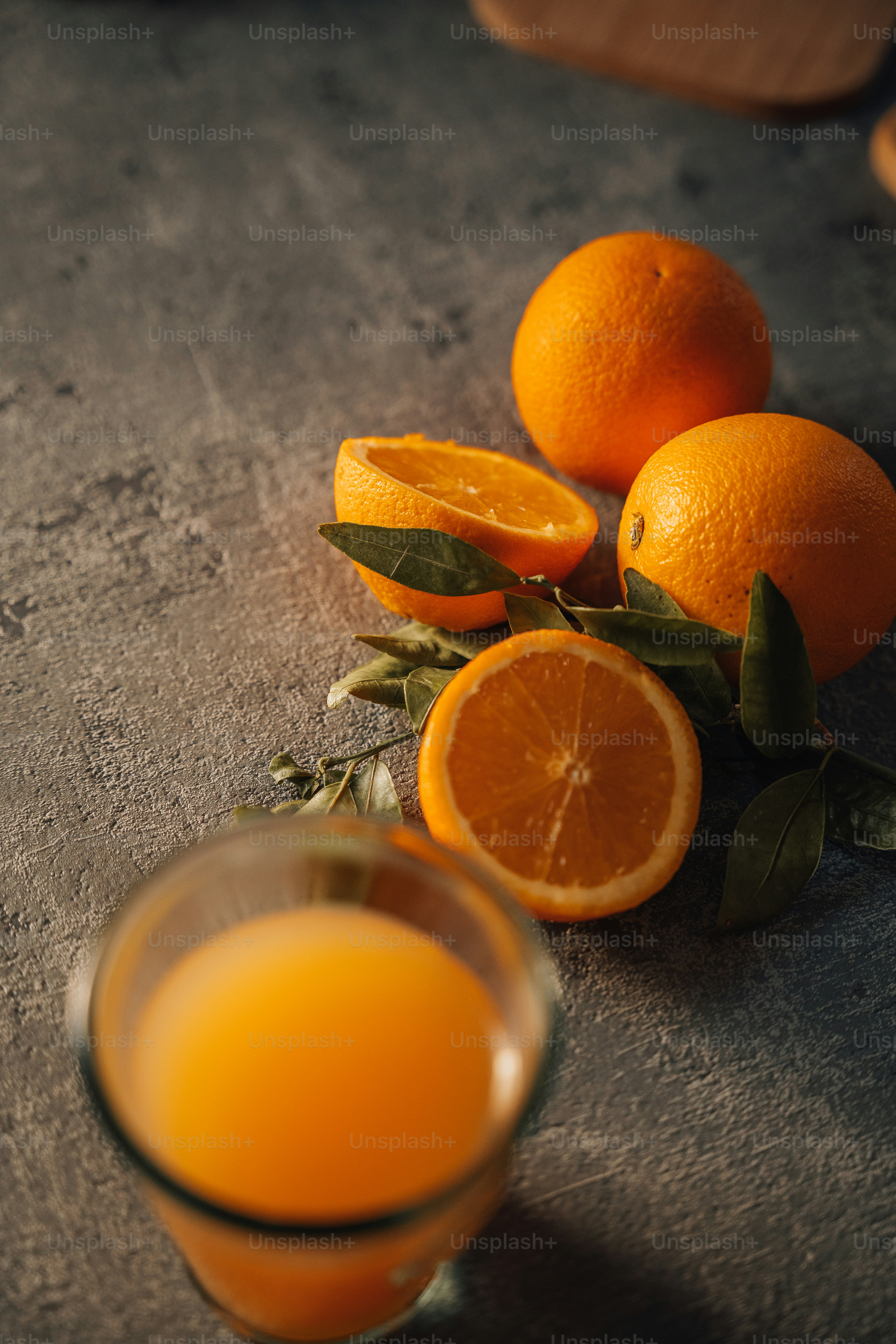 un bicchiere di succo d'arancia accanto ad alcune arance