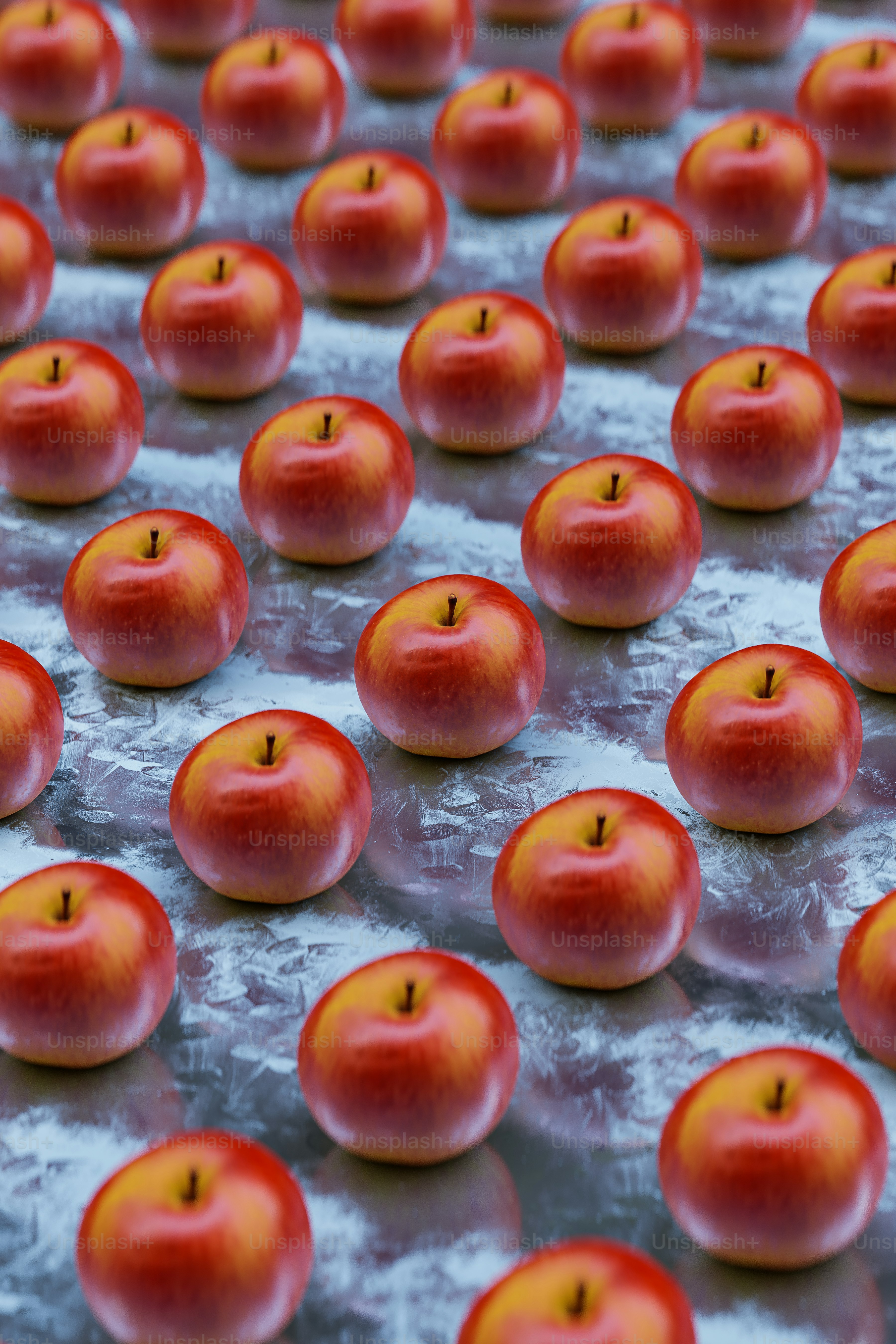 um monte de maçãs vermelhas sentadas em cima de uma mesa