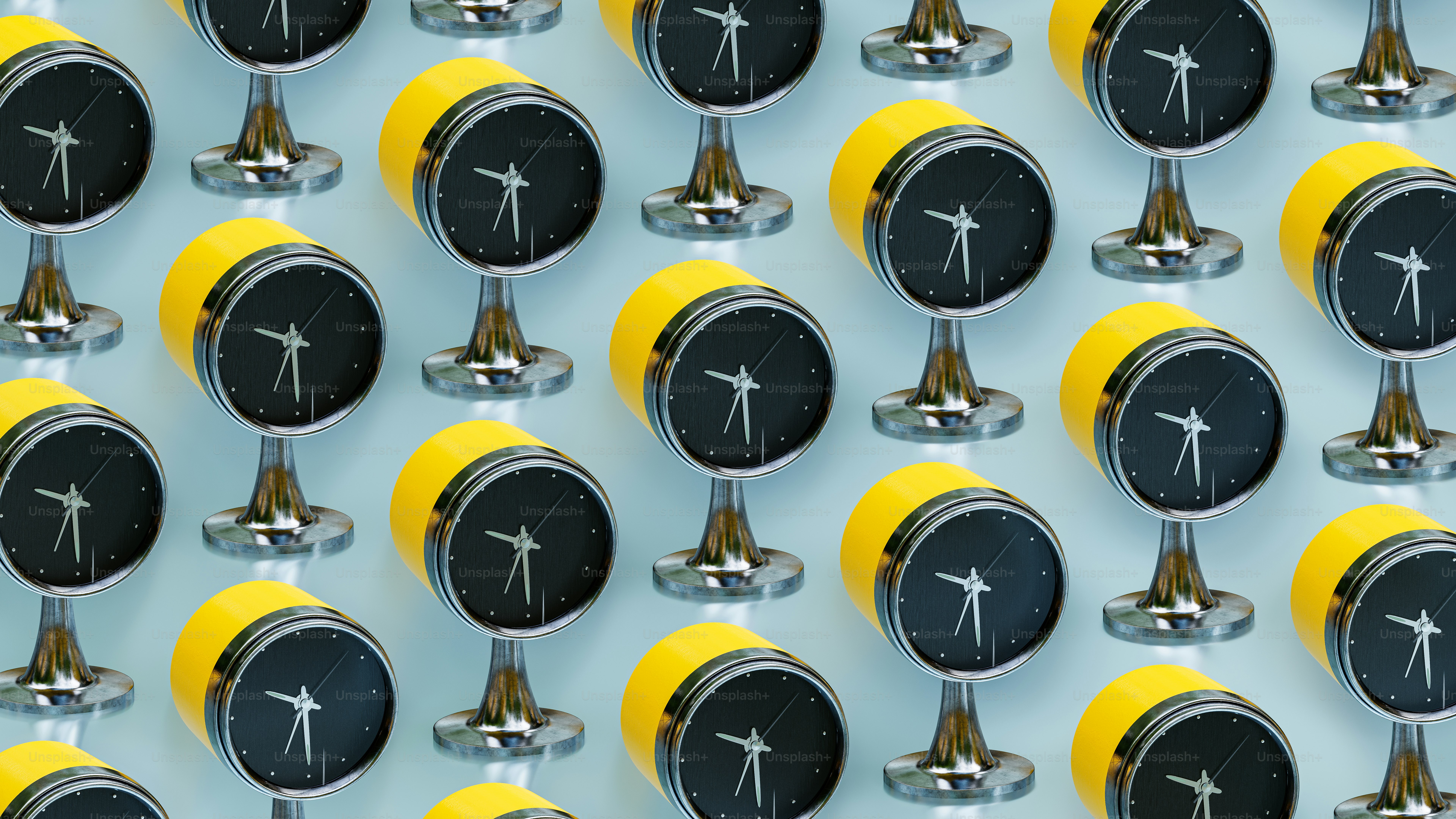 um grupo de relógios pretos e amarelos sentados um em cima do outro
