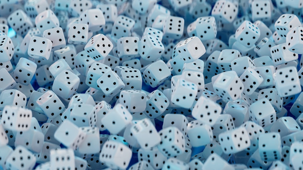 Un mucchio di dadi blu e bianchi con punti neri