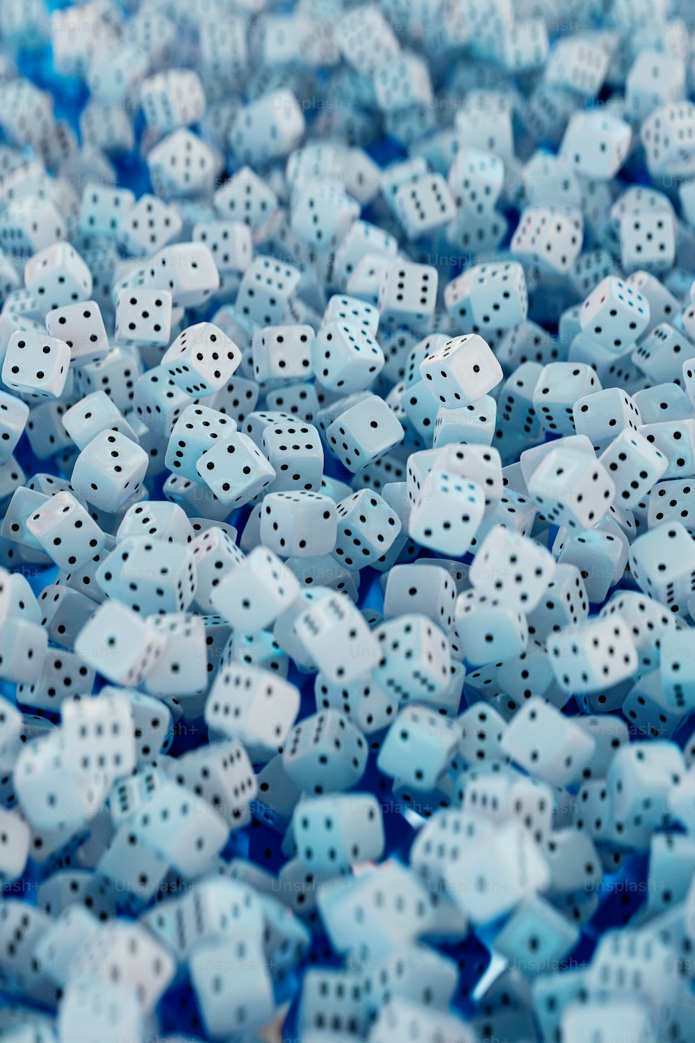 Un sacco di dadi blu e bianchi su un tavolo