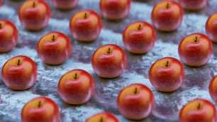um monte de maçãs vermelhas sentadas em cima de uma mesa
