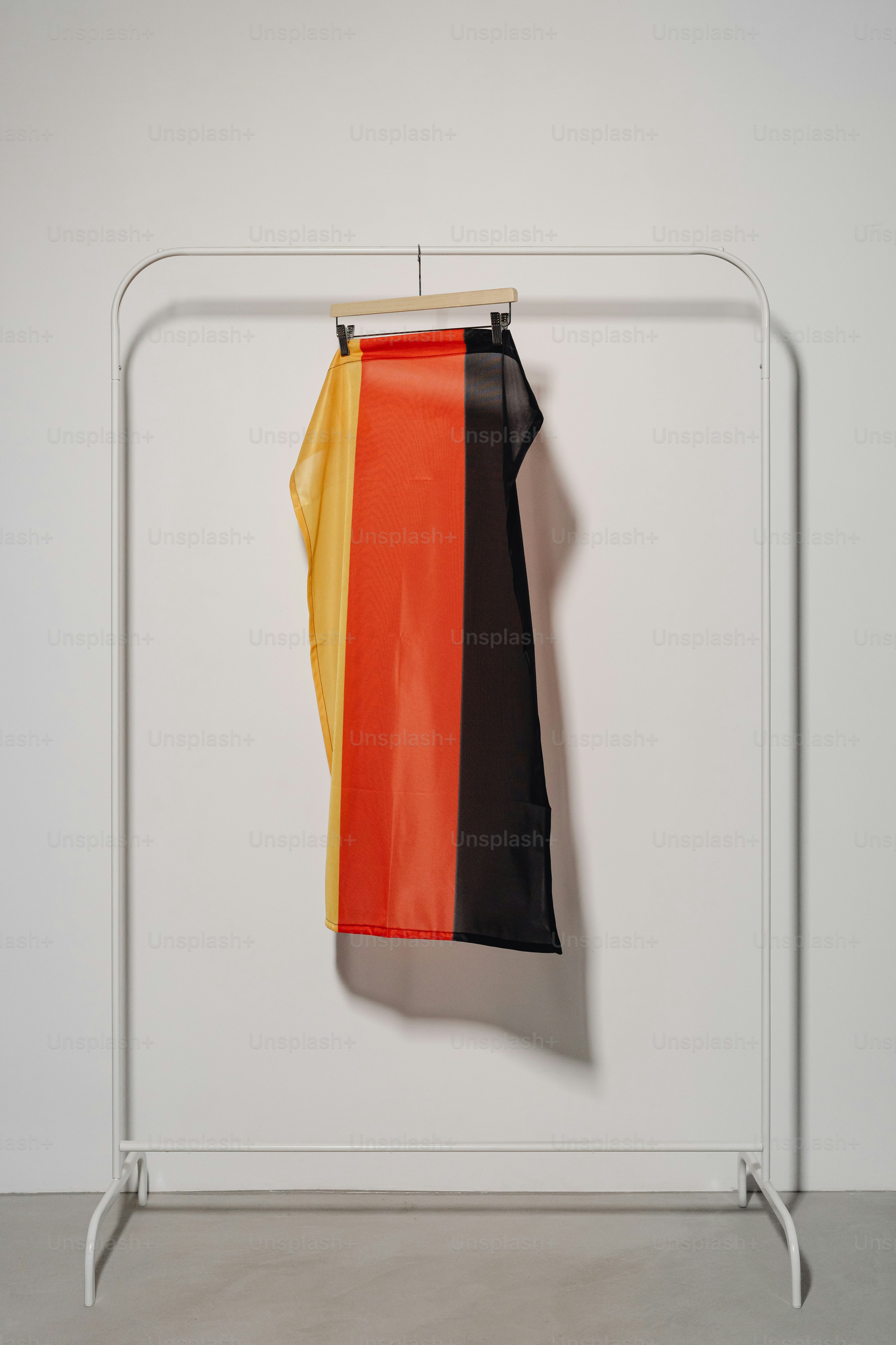 ein Kleidungsstück, das an einem Kleiderständer hängt