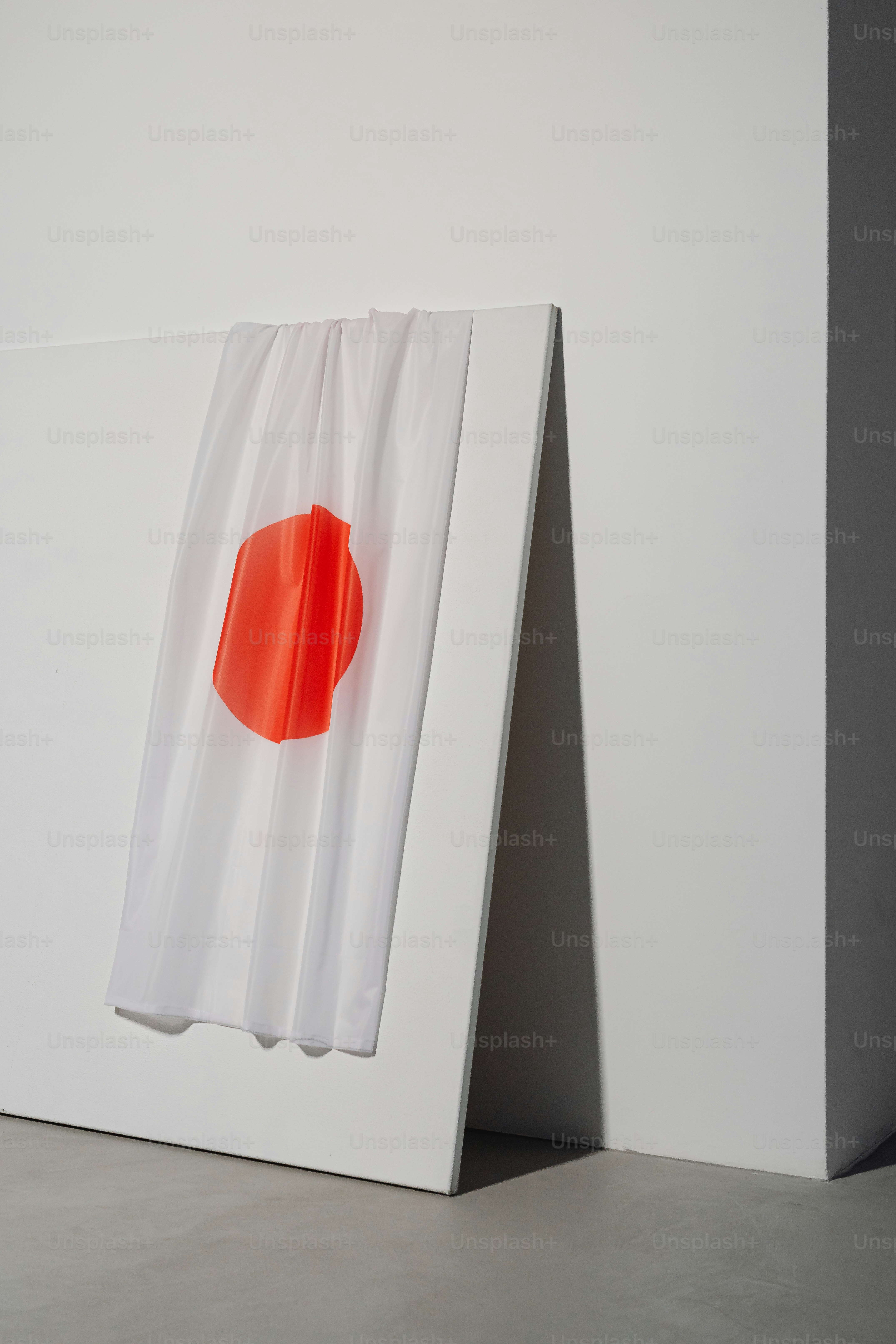 eine weiße Schachtel, aus der ein rotes Stück Papier herausragt