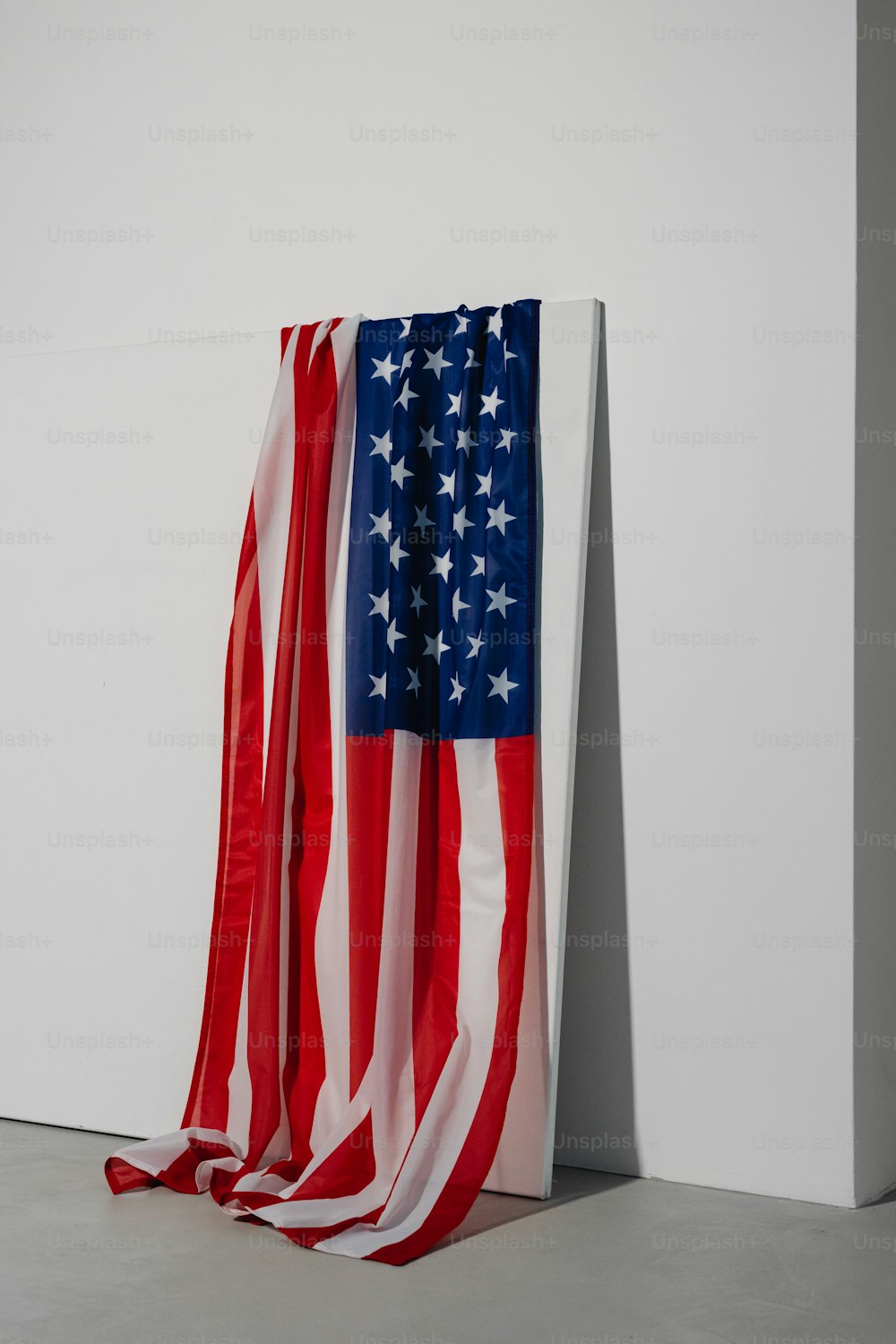Una bandiera americana drappeggiata in rosso, bianco e blu