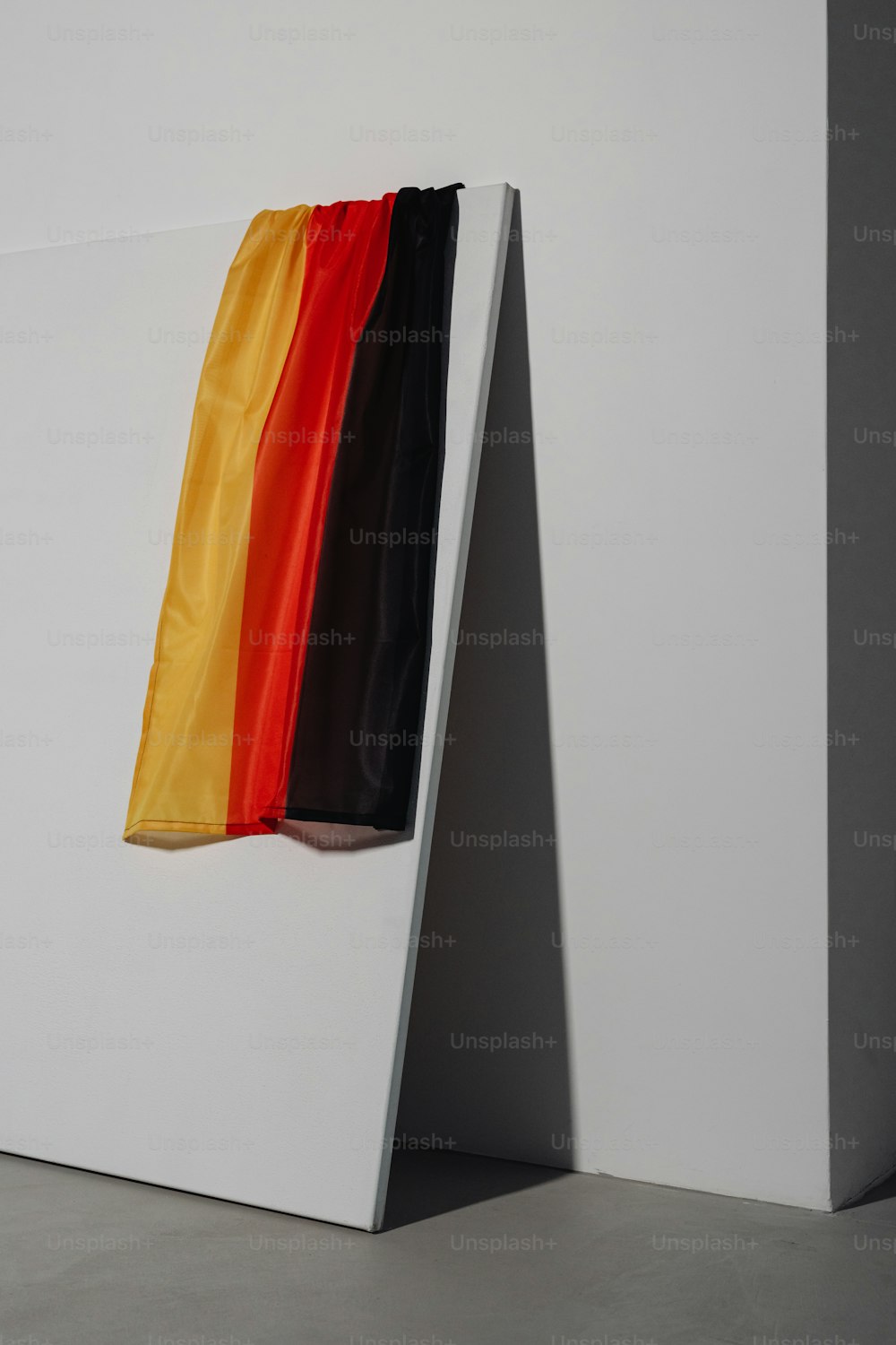Una obra de arte con una bandera del arco iris colgando de ella