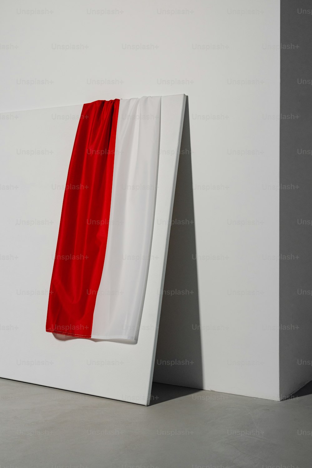 Un'opera d'arte rossa e bianca su una parete bianca