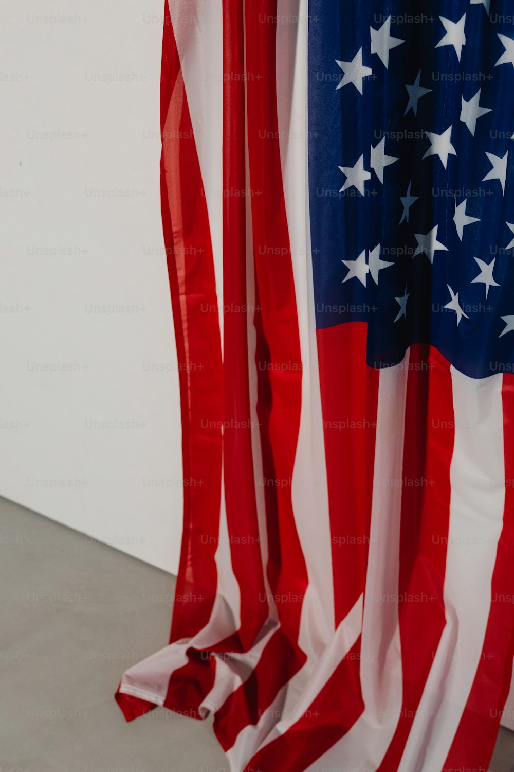 Una bandera estadounidense roja, blanca y azul colgada en una pared