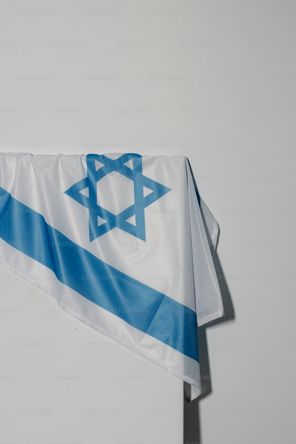 photo de DRAPEAU ISRAELIEN AVEC L'ETOILE DE DAVID FLOTTANT DANS UN