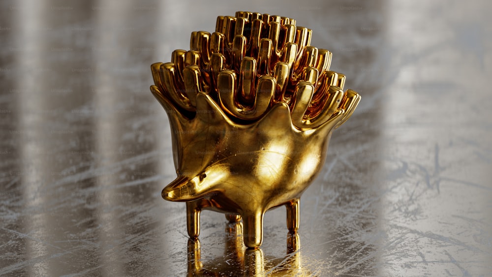 uma escultura dourada de um ouriço em uma superfície brilhante