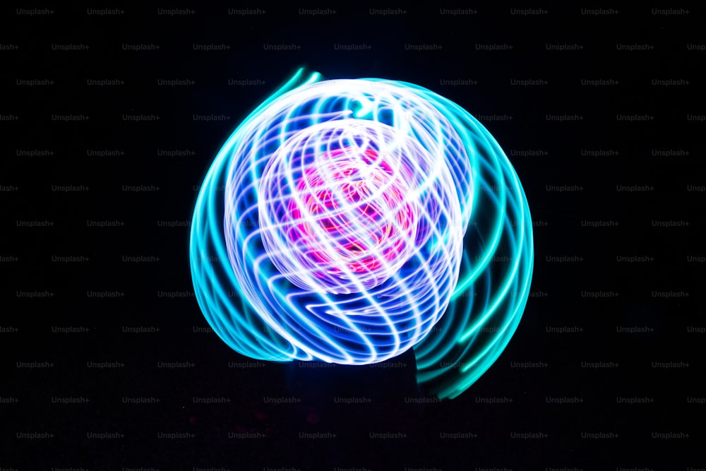 uma imagem borrada de uma bola de luz no escuro