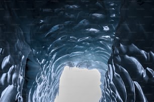 uma grande caverna de gelo com água fluindo por ela